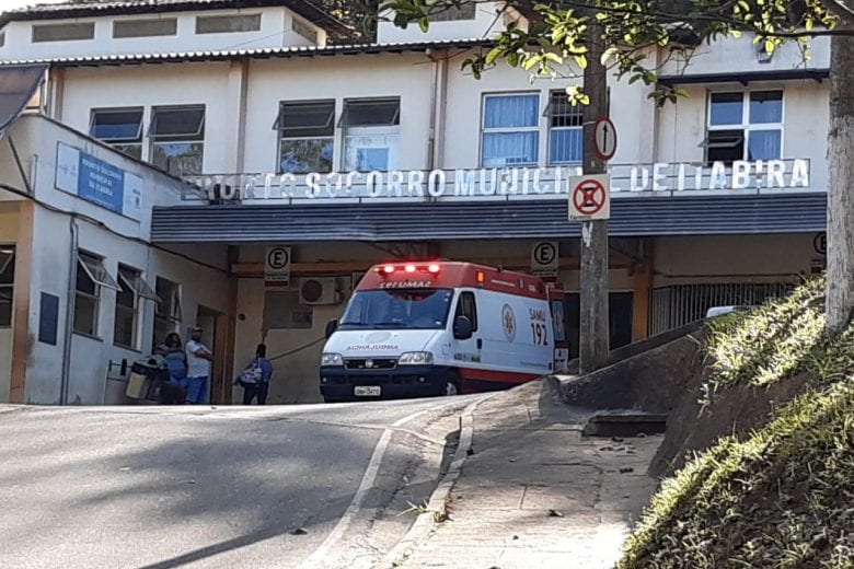 Homem é resgatado após cair em canal da avenida integração