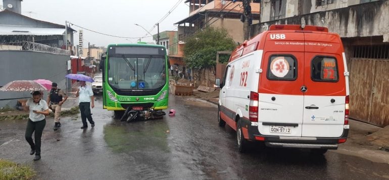 Batida de frente deixa motociclista ferido no bairro Praia