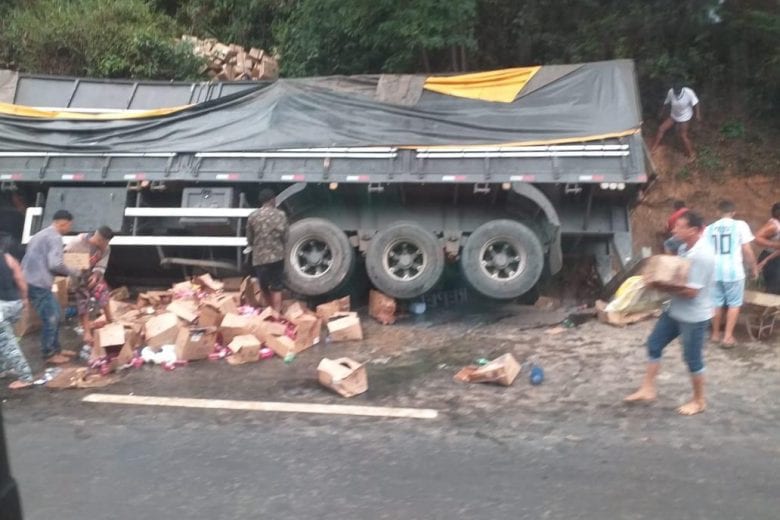 Carreta carregada com material de limpeza tomba na BR-381 em São Gonçalo