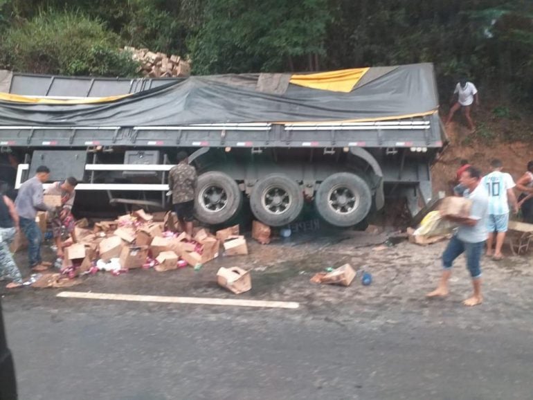 Carreta carregada com material de limpeza tomba na BR-381 em São Gonçalo