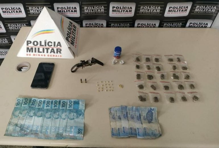 Polícia Militar prende suspeito por tráfico de drogas no meio da rua em Monlevade