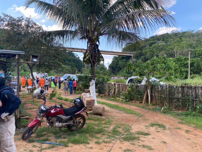 “Curiosos” atrapalham o trânsito no local do acidente na BR-381, diz PRF