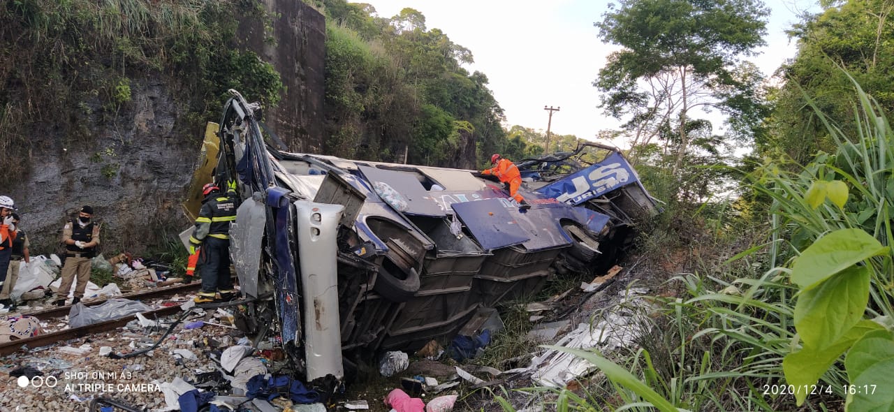 Número de mortes em acidente com ônibus sobe para 18