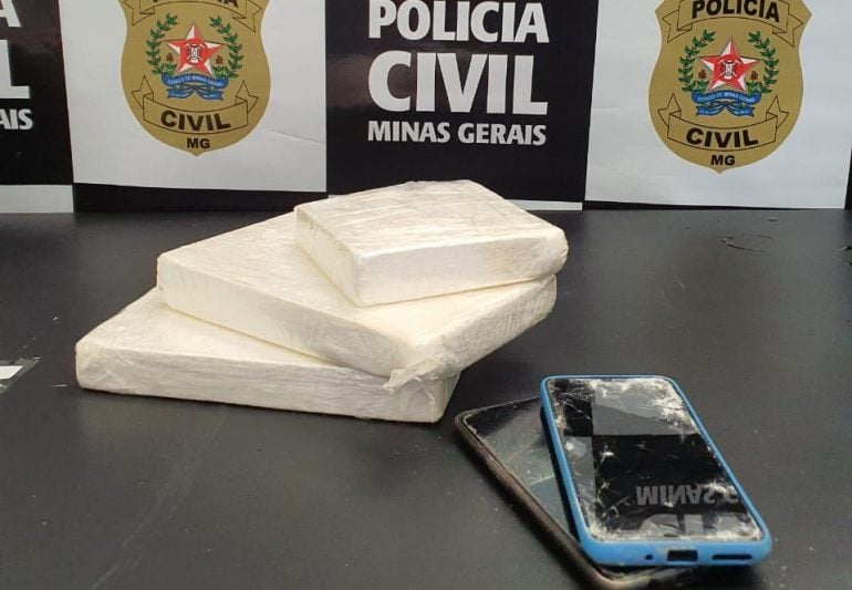 Homem é preso em flagrante com barras de cocaína