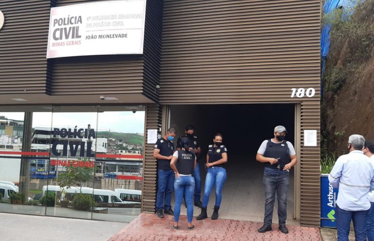 Motorista do ônibus no acidente na BR-381 depõe na Delegacia da Polícia Civil de Monlevade