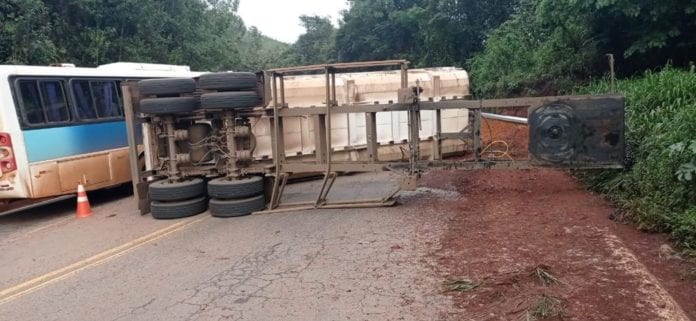Carreta e ônibus, com funcionários da Vale, se envolvem em acidente