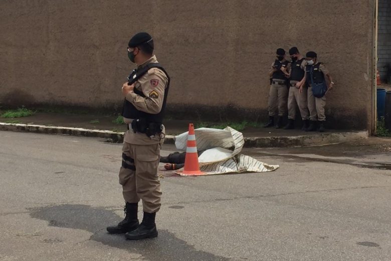 Homem é assassinado brutalmente no meio da rua em Monlevade