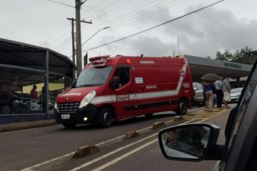 Batida entre carro e moto complica trânsito no bairro Alto Pereira