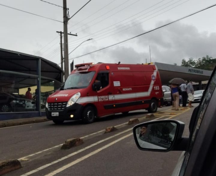 Batida entre carro e moto complica trânsito no bairro Alto Pereira