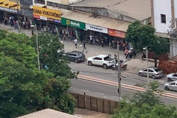 Monlevadenses formam longa fila para entrega de currículos em loja de departamento