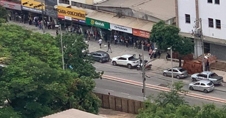 Monlevadenses formam longa fila para entrega de currículos em loja de departamento