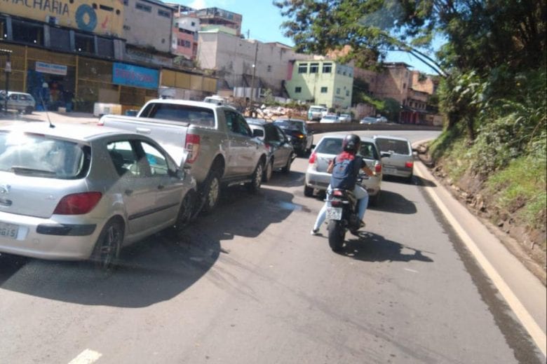 Engavetamento de carros na entrada de BH deixa trânsito lento