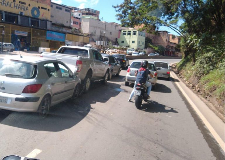 Engavetamento de carros na entrada de BH deixa trânsito lento