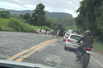 Carreta tomba na Ponte Coronel na BR-381 e deixa trânsito lento