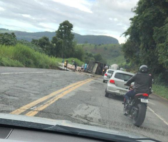 Carreta tomba na Ponte Coronel na BR-381 e deixa trânsito lento