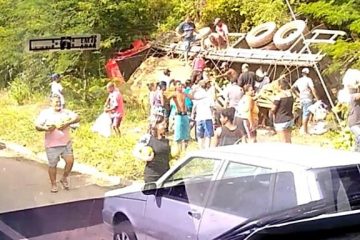 Caminhão carregado com coco tomba em Nova Era na BR-381