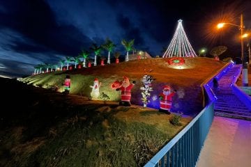 Ex-morador de Nova Era promove decoração natalina em praça da cidade