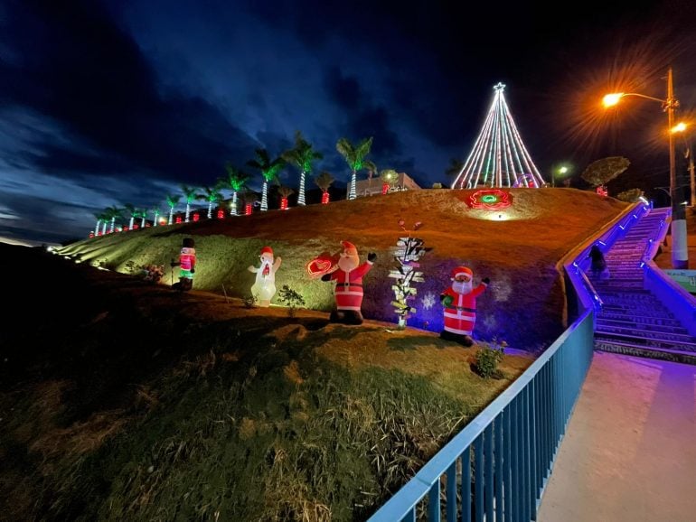Ex-morador de Nova Era promove decoração natalina em praça da cidade