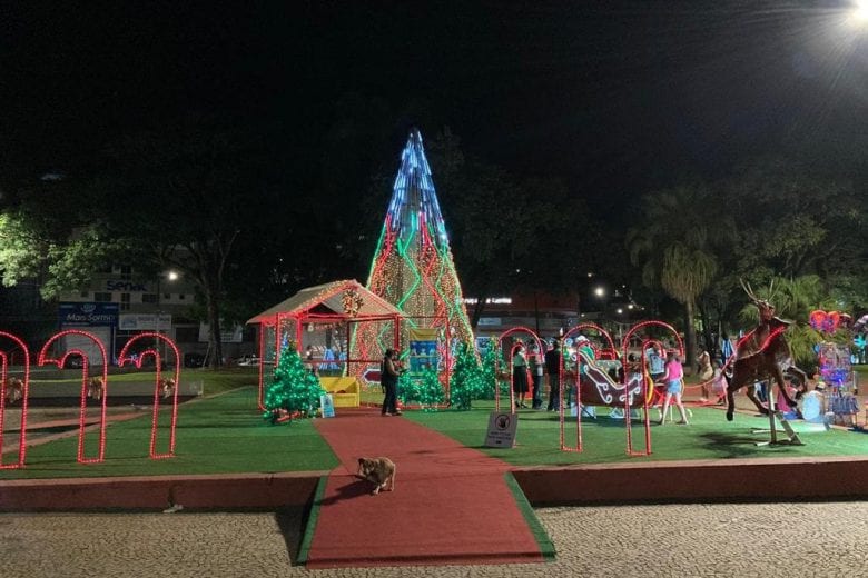 Praça Acrísio já se encontra iluminada, mas com restrições devido a pandemia