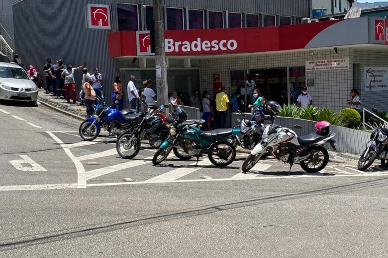 Filas nos bancos de Itabira diminuem, mas distanciamento social ainda é um problema