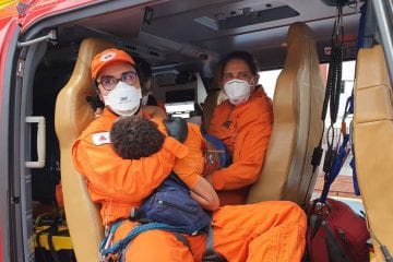 Criança é socorrida com vergalhão cravado no peito