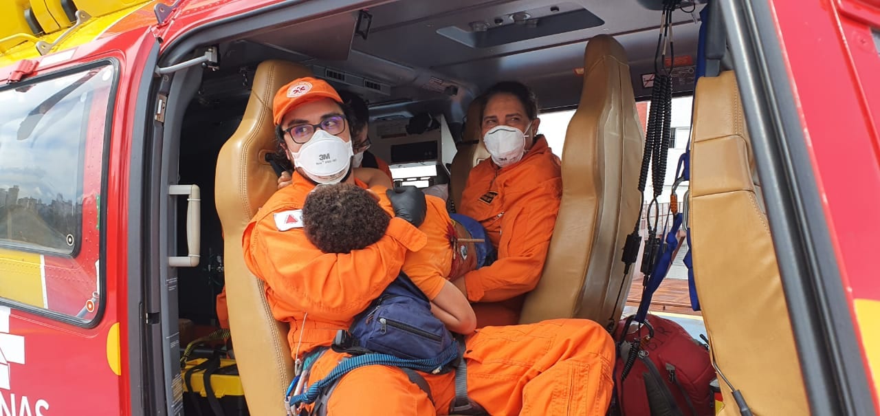 Criança é socorrida com vergalhão cravado no peito