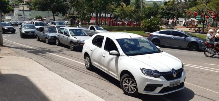 Engavetamento causa congestionamento na Praça Acrísio Alvarenga