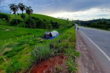 Caminhão com galões de água tomba em ribanceira na MG-434
