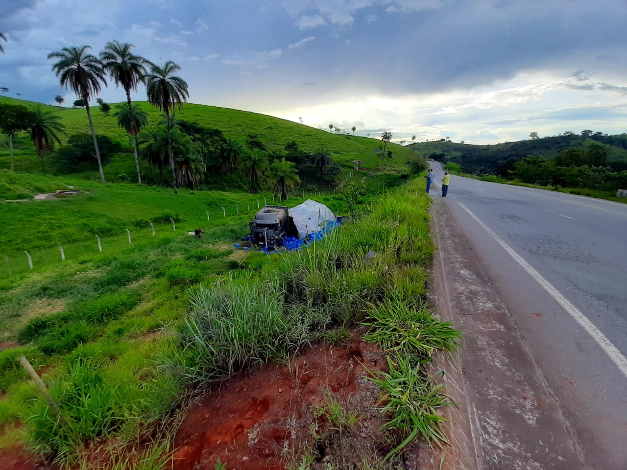 Caminhão com galões de água tomba em ribanceira na MG-434
