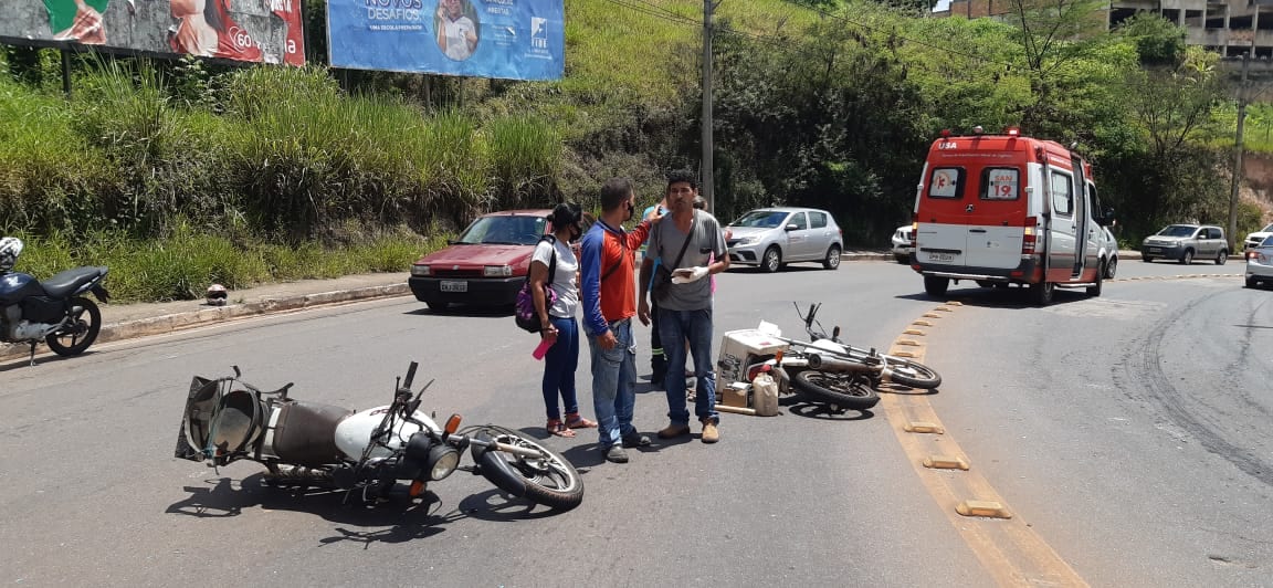 Colisão frontal entre motocicletas deixa feridos em Itabira