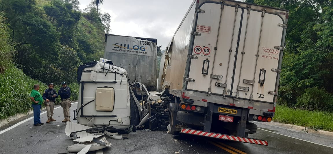 Colisão entre carretas com morte interdita a BR-381 em São Gonçalo