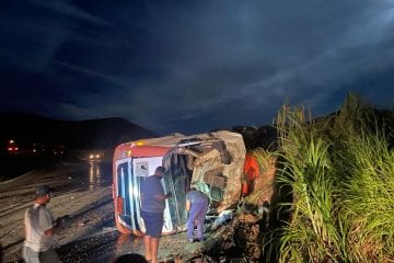 Motorista fica preso às ferragens ao tombar caminhão com ácido em Nova Era