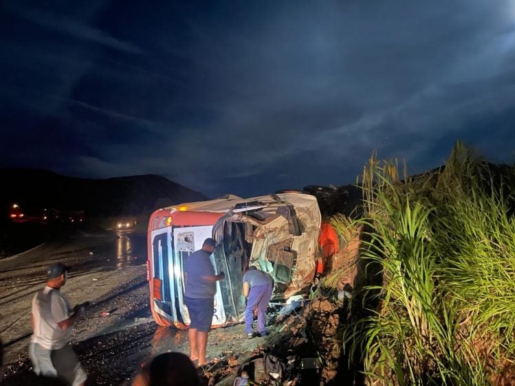 Motorista fica preso às ferragens ao tombar caminhão com ácido em Nova Era