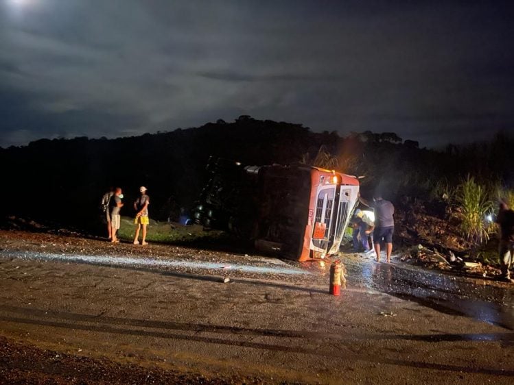 Acidente com ácido sulfúrico interdita rodovia em Nova Era
