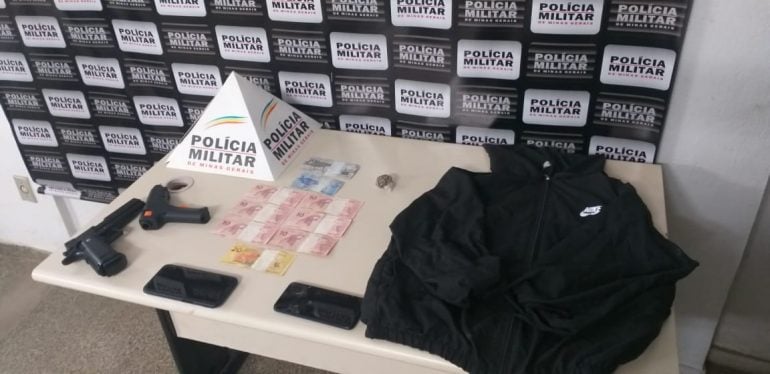 Polícia Militar prende suspeitos de assaltarem cliente de posto em Bela Vista de Minas