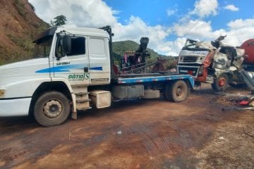 Trânsito na MGC-120 continua totalmente interditado após acidente na noite de ontem
