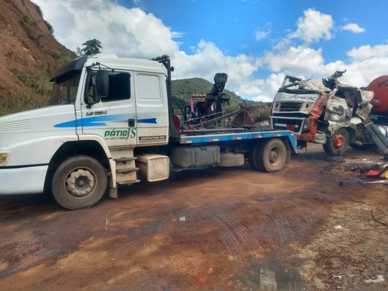Trânsito na MGC-120 continua totalmente interditado após acidente na noite de ontem