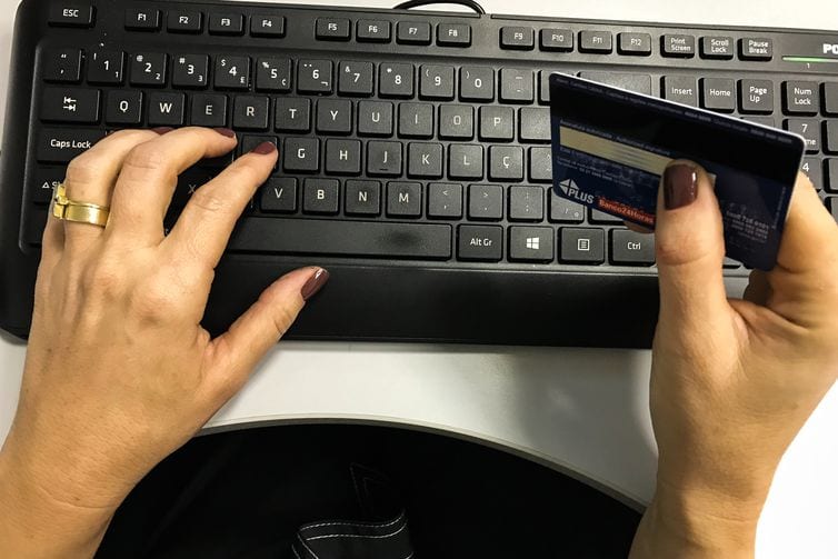 Serviços avançam e comércio recua na participação no PIB desde 1947