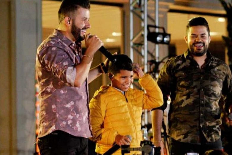 Douglas e Vinicius são o mais novo hit da Ásia com “Figurinha”