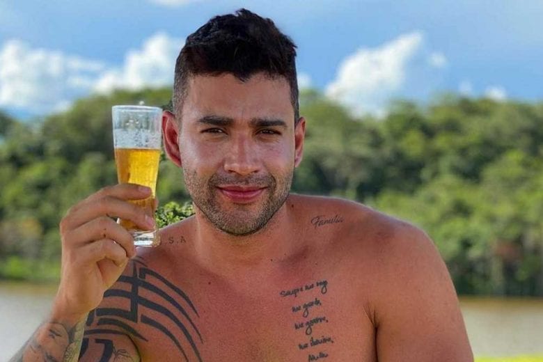 Gusttavo Lima mostra lado “paizão” após trocar filhos pela solteirice