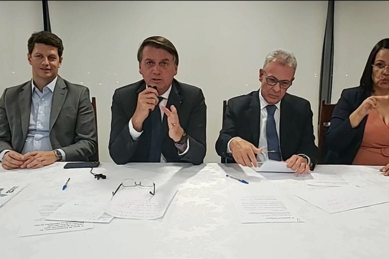 ‘Parece que a eficácia da vacina em SP está lá embaixo’, zomba Bolsonaro