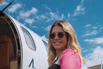 Marília Mendonça ostenta jatinho particular após demitir 30 funcionários em meio à crise