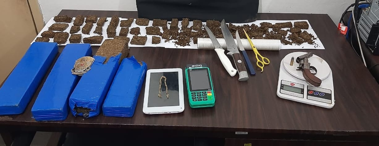 Homem em liberdade condicional é preso por tráfico de drogas