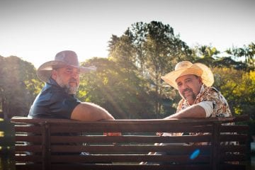 Pedro e Paraná fazem cover emocionante em homenagem ao Trio Parada Dura