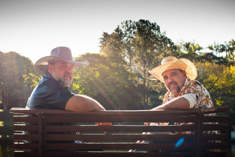 Pedro e Paraná fazem cover emocionante em homenagem ao Trio Parada Dura