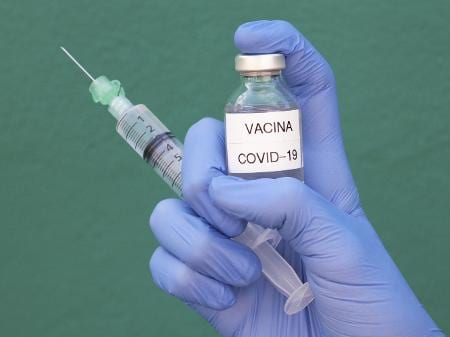 Especialistas dizem que vacinas são eficazes contra variante do coronavírus
