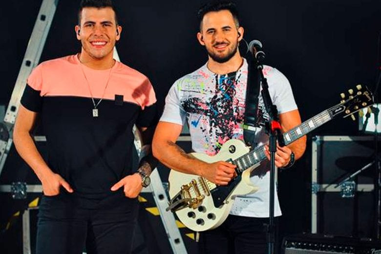 Vitor & Cadu atingem 1 milhão de plays em “Coração no bolso”