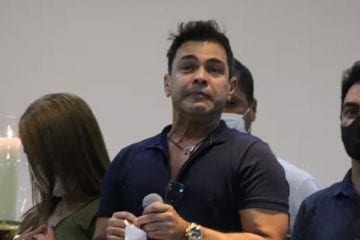 Zezé Di Camargo desaba em lágrimas com homenagem em missa de sétimo dia de Seu Francisco