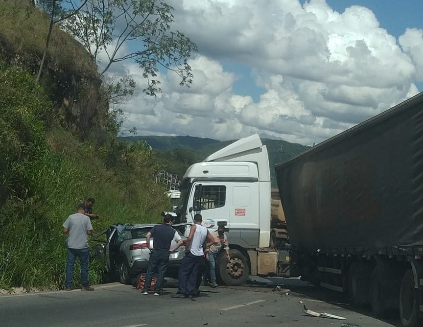 Acidente envolvendo uma carreta e um carro causa óbito na BR-381