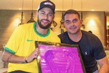 Ao lado de Flávio Bolsonaro, Neymar tira moldes para calçada do Maracanã